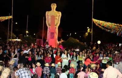 COM APRESENTAÇÕES E SHOW INESQUECÍVEIS, ARRAIÁ DE FRONTEIRA ATRAI GRANDE PÚBLICO