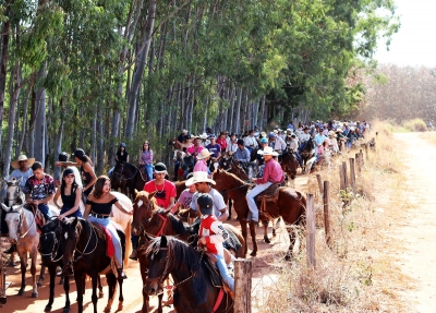 2ª parte desfile cavaleiros: CAVALEIROS PERCORREM CERCA DE 10 KM, SEGUIDOS DE VEÍCULOS