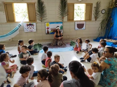 CRECHE COMEMORA DIA DOS POVOS INDÍGENAS 